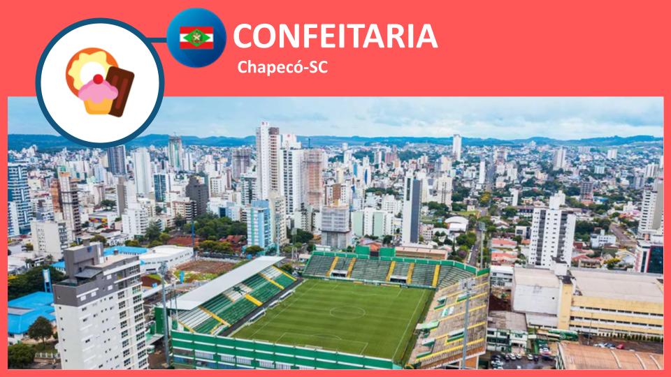 Confeitaria em Chapecó-SC: confeiteira decorando bolo artesanal em cozinha profissional