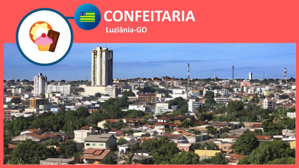 Confeitaria em Luziânia-GO: bolo artesanal sendo decorado por confeiteira