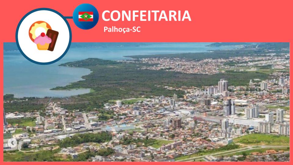 Confeiteira sorrindo enquanto decora bolo em confeitaria em Palhoça-SC