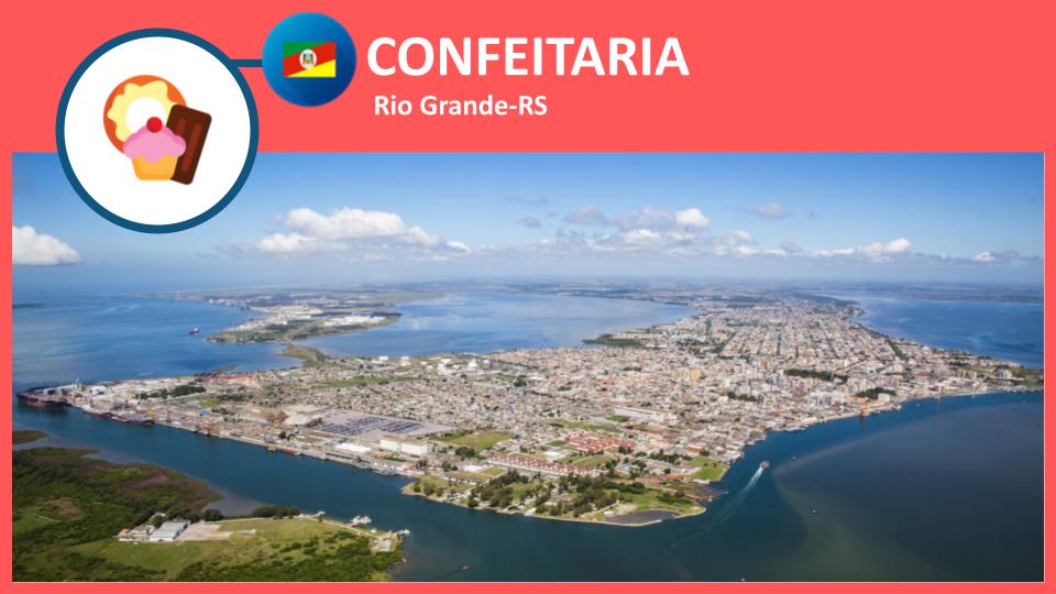 Confeiteira decorando bolo artesanal em confeitaria em Rio Grande-RS