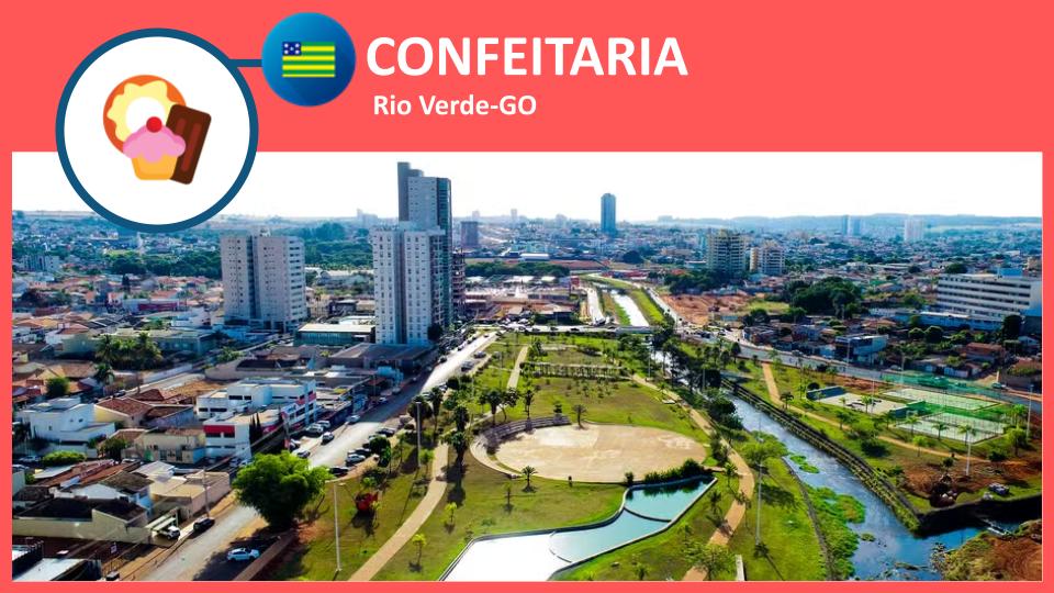 Confeiteira decorando bolo em confeitaria em Rio Verde-GO com bicos e espátula